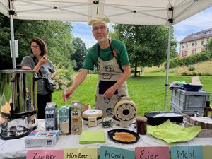 ´Olaf Schauer verteilt Waffeln und Kuchen, er ist der Landratskandidat. 