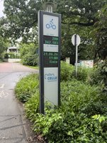 Eine Säule mit einer digitalen Anzeige, die Fahrradfahrer:innen zählt